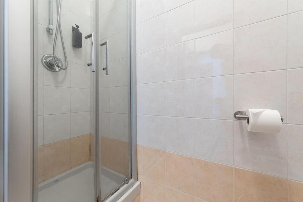 Appartamento Caterina A 5 Minuti Da Milano Fiere E San Siro Con Wifi-Netflix-Free Parking 外观 照片