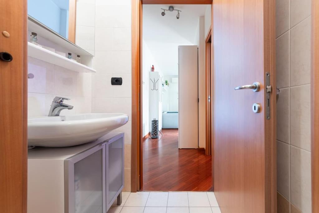 Appartamento Caterina A 5 Minuti Da Milano Fiere E San Siro Con Wifi-Netflix-Free Parking 外观 照片